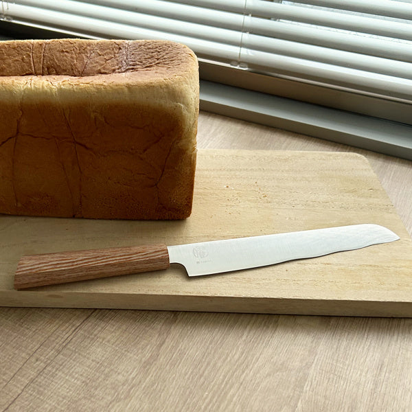 パンくずが一切出ない！「最強のパン切包丁」の切れ味を正直レビュー