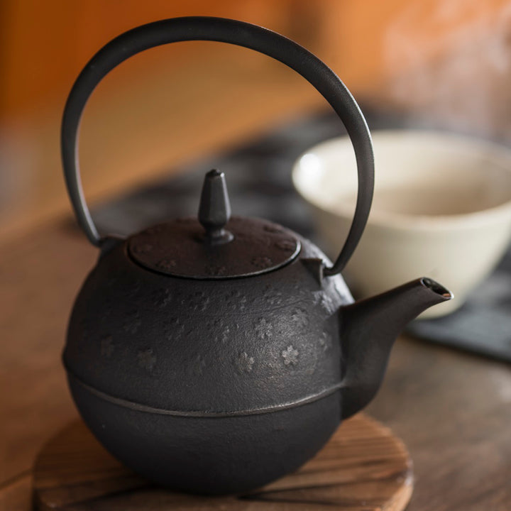 鉄瓶1.2LIH対応梔子さくら文様南部鉄器日本製