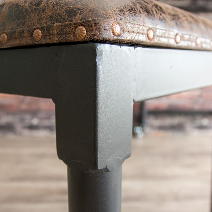 チェア座面高50cmレザー調ヴィンテージ加工スタッズ肘掛け