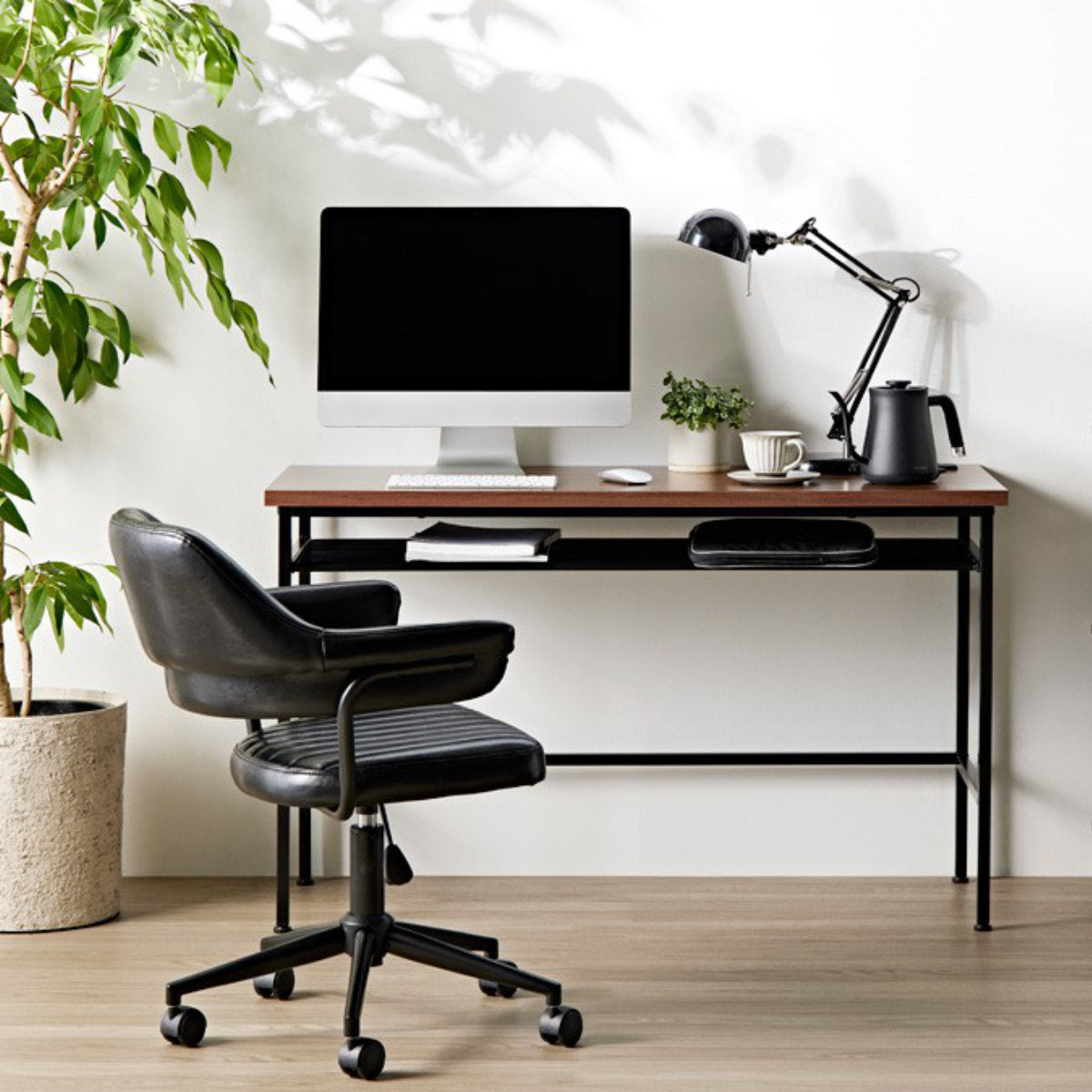 ✨木目調デスク✨（幅91cm)・コンセント2口付き