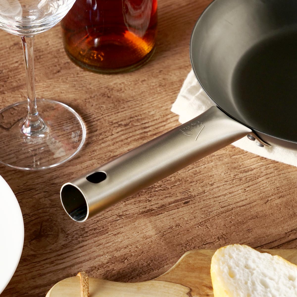 鉄フライパン 20cm チタン柄 HANAKO+a 打出し窒化加工 日本製 – ハウジー