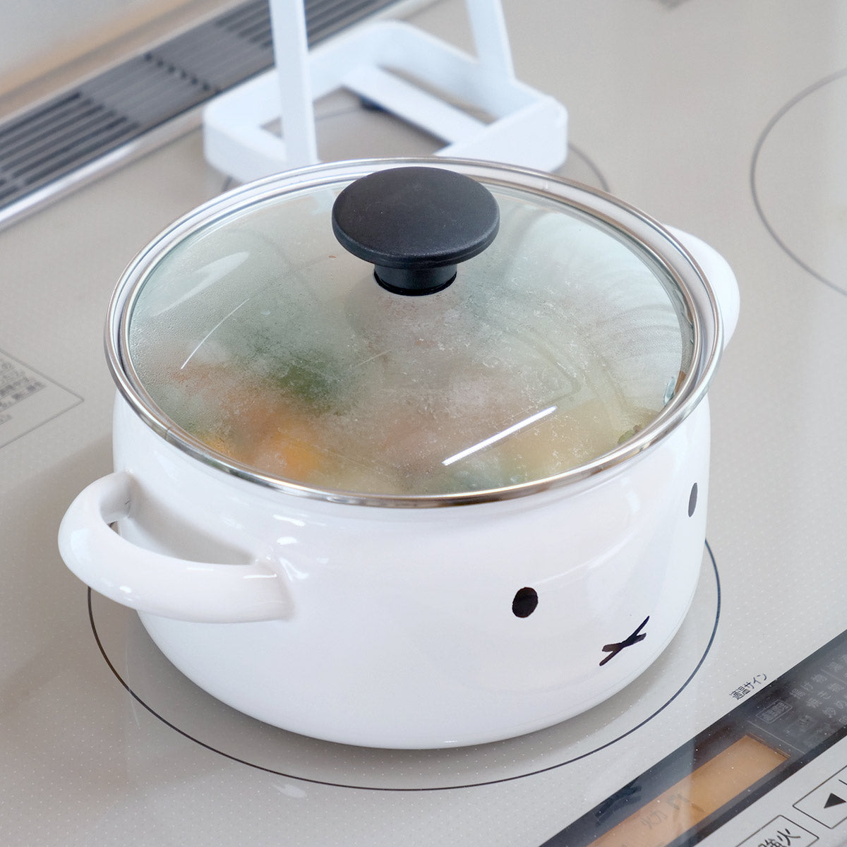 レア・美品★FINEL フィネル／ホーロー両手鍋 Ｍサイズ・ホワイト 両手鍋 18cm ホーロー ホワイト IH対応 フタ付き 琺瑯 ガス 直火 調理