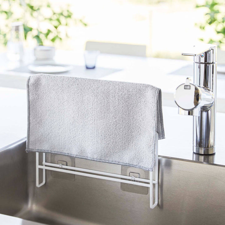 山崎実業towerフィルムフック布巾＆まな板ホルダータワー