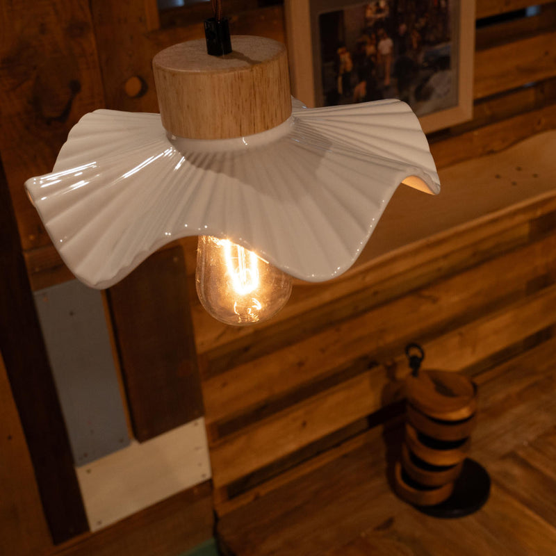 ペンダントライト陶器天然木電球付き波型