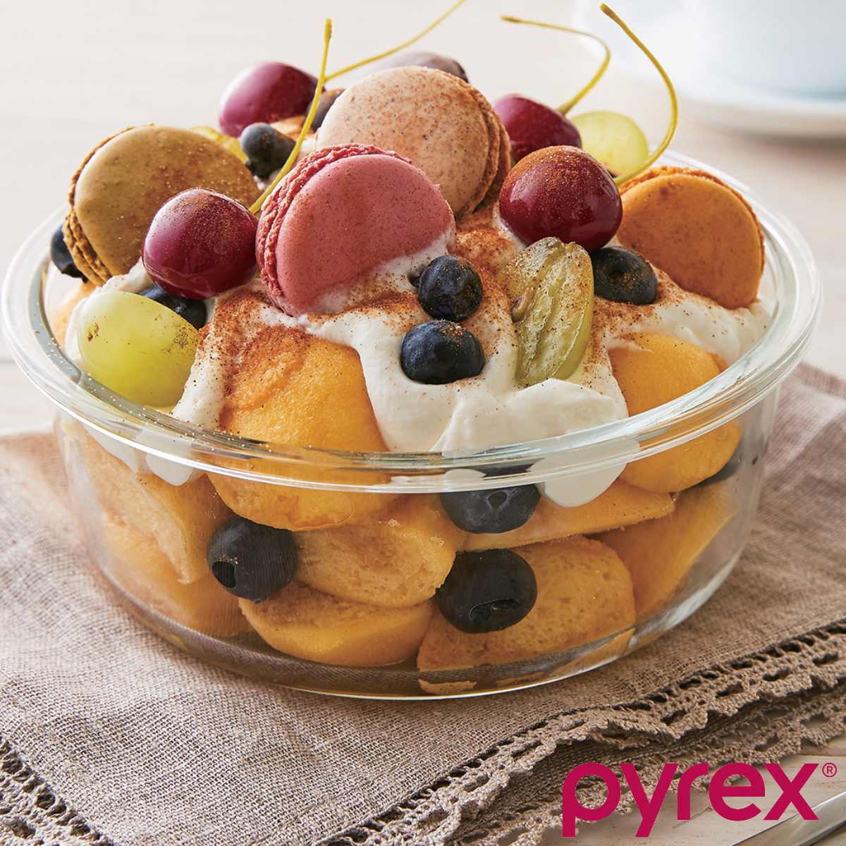 PYREX パイレックス】耐熱ガラスボールとラタンのバスケット PYREX