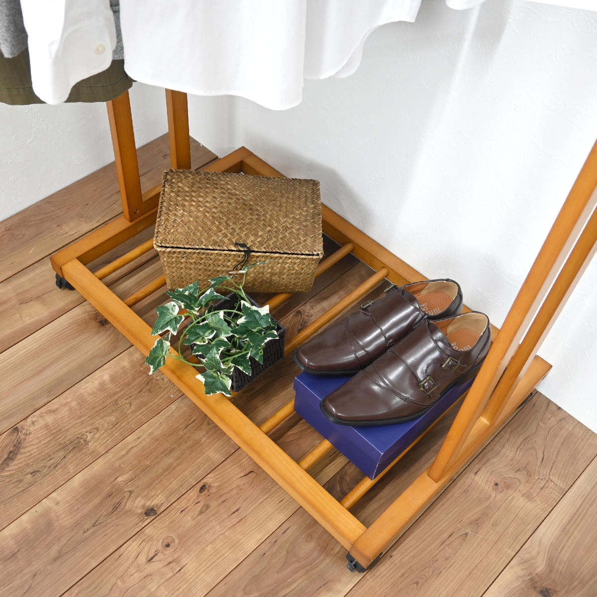 【中古品】木製ハンガーラック 2段棚付き 楽天市場】ハンガーラック ダブル 幅81cm 2段 キャスター付 木製