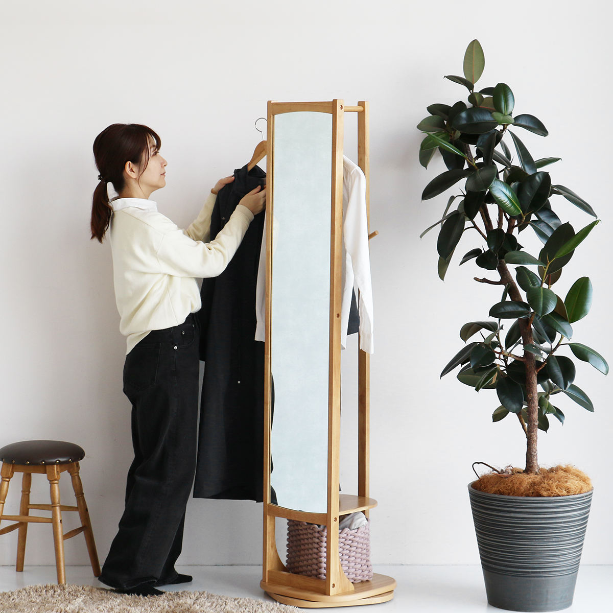 スタンドミラー 全身鏡 360度回転式 背面ハンガーラック 棚板付 – ハウジー