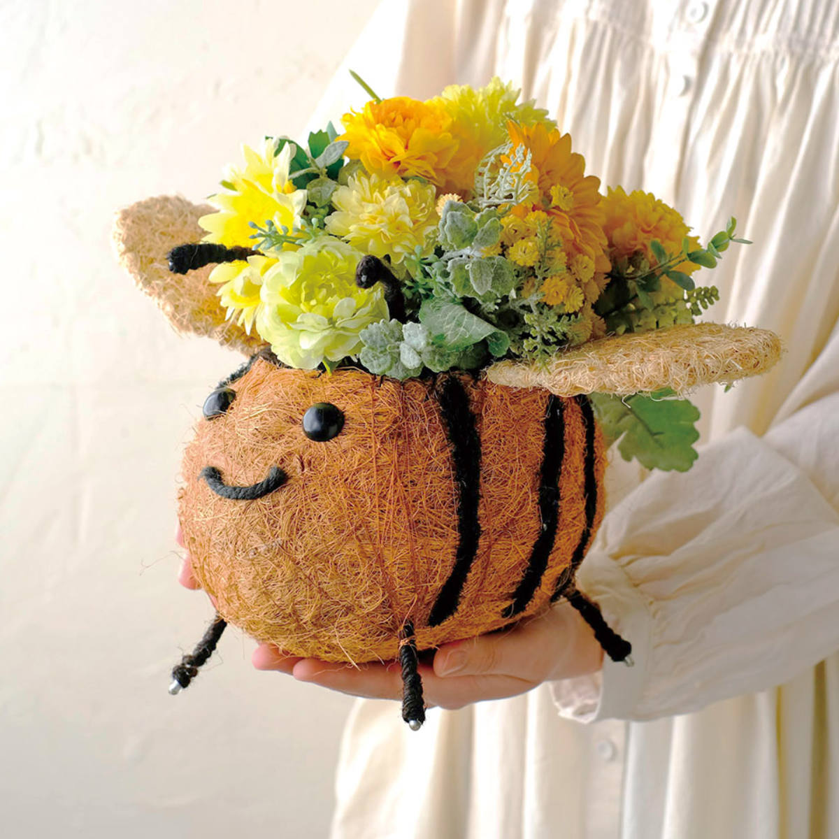 おみつさまご購入取手付き丸型プランター たまごを抱いたうさぎさん