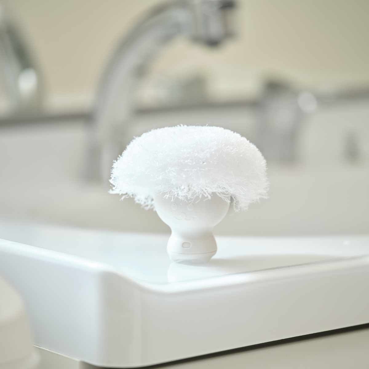 洗面台 ブラシ バスボンくん 抗菌 持ち手付き ホワイト – ハウジー