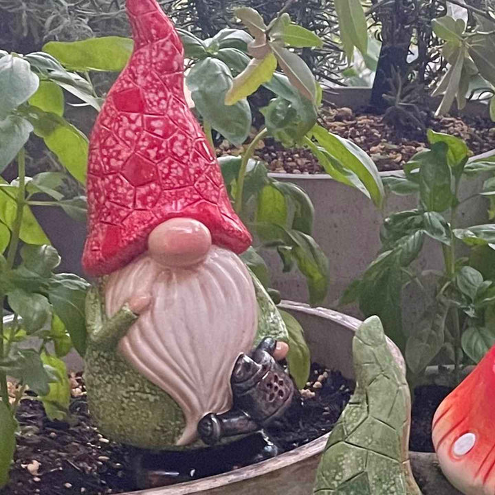 ガーデンノームレッドハット置物