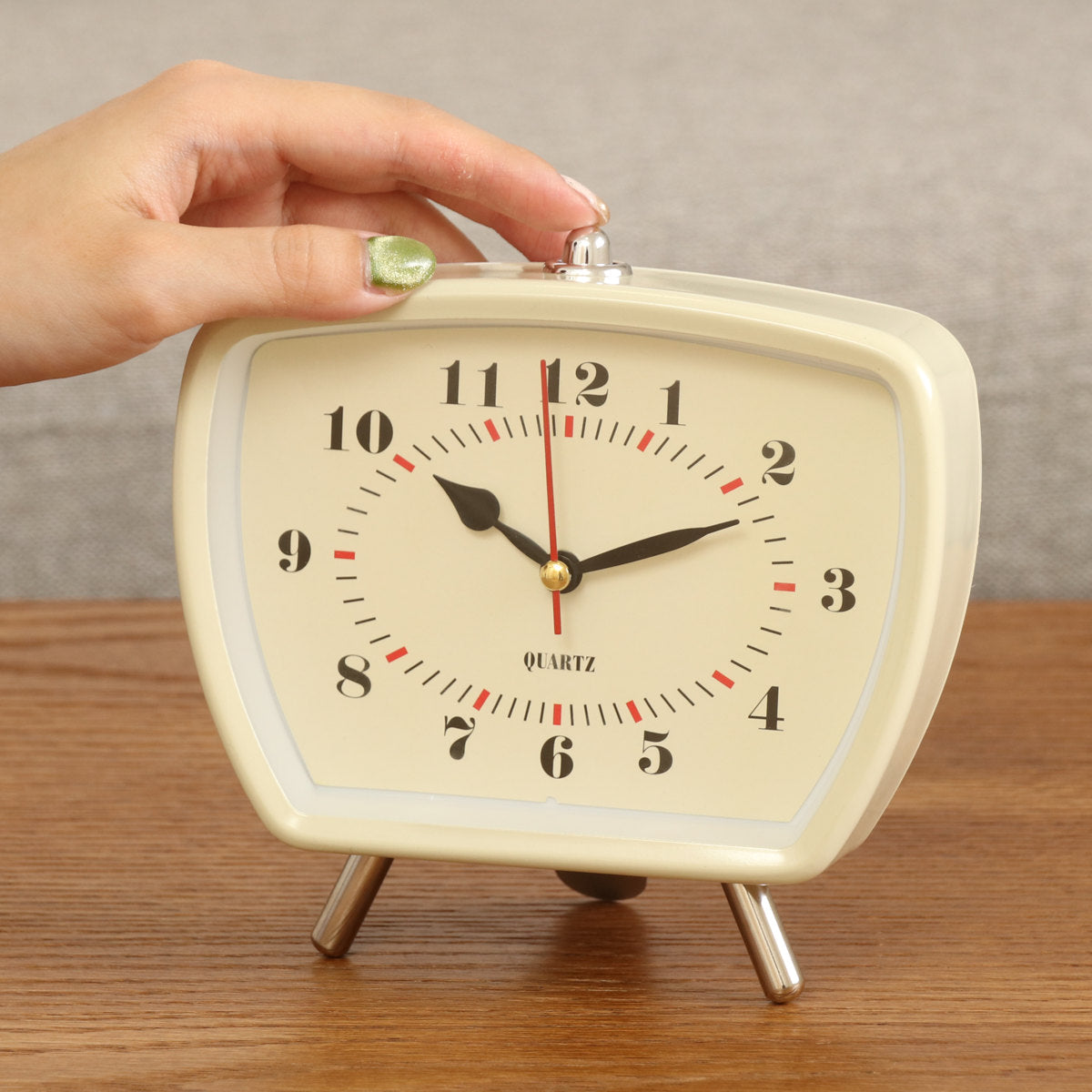 置き時計 レトロ 静音 スイープ秒針 目覚まし時計 – ハウジー
