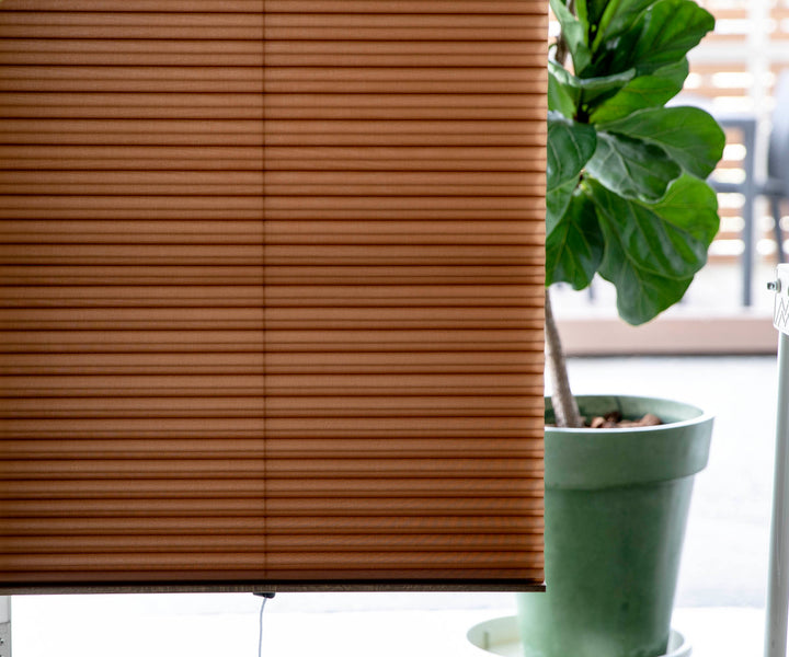 小窓用スクリーン断熱幅59×丈135cm突っ張り棒なしハニカムシェード