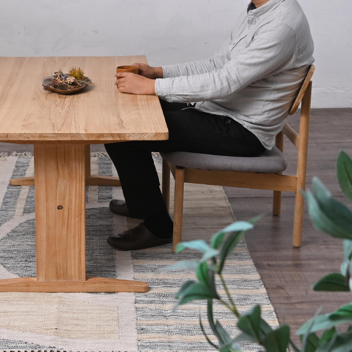 ダイニングチェア ロータイプ チーク無垢材 CALM 座面高37cm – ハウジー