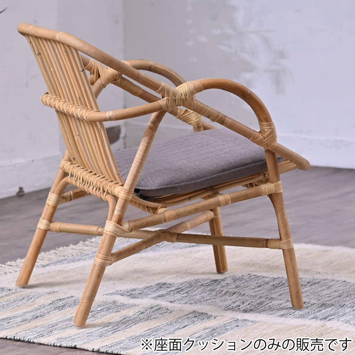 ラタンラウンジチェア　クッション付き　誤って削除してしまいました。再出品 ラタンラウンジチェア クッション付き 誤って削除してしまいました。再出品